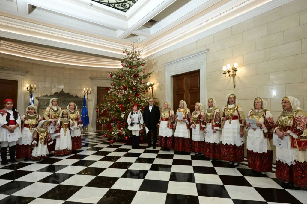 Τα πρωτοχρονιάτικα κάλαντα στον Μητσοτάκη από την Ένωση Λιοσιωτών Ιλίου, δείτε φωτογραφίες