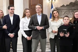 Χριστουγεννιάτικα κάλαντα στο Μέγαρο Μαξίμου για τον Κυριάκο Μητσοτάκη και την οικογένειά του