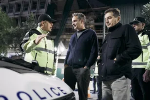 Επίσκεψη Μητσοτάκη σε μπλόκο της Τροχαίας: Έκανε αλκοτέστ για να δει πως γίνεται