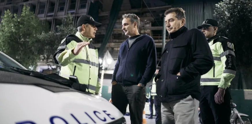 Επίσκεψη Μητσοτάκη σε μπλόκο της Τροχαίας: Έκανε αλκοτέστ για να δει πως γίνεται