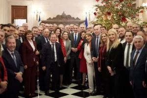 Μητσοτάκης: Δείτε το ασημένιο γούρι για το 2026 που μοίρασε στους βουλευτές της ΝΔ - ΦΩΤΟ Μητσοτάκης: Δείτε το ασημένιο γούρι για το 2026 που μοίρασε στους βουλευτές της ΝΔ - ΦΩΤΟ