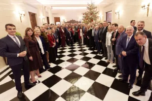 Μητσοτάκης: Δείτε το ασημένιο γούρι για το 2026 που μοίρασε στους βουλευτές της ΝΔ – ΦΩΤΟ