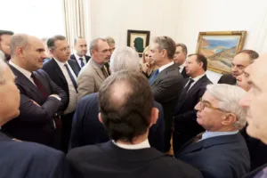 Μητσοτάκης: Δείτε το ασημένιο γούρι για το 2026 που μοίρασε στους βουλευτές της ΝΔ - ΦΩΤΟ Μητσοτάκης: Δείτε το ασημένιο γούρι για το 2026 που μοίρασε στους βουλευτές της ΝΔ - ΦΩΤΟ