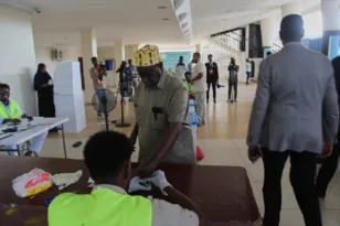 Μογκαντίσου: Ιστορική επιστροφή στην κάλπη έπειτα από 60 χρόνια – Τοπικές εκλογές χωρίς επεισόδια υπό αυστηρά μέτρα ασφαλείας