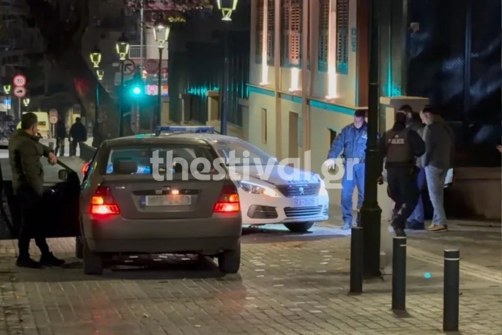 Επίθεση με μολότοφ σε περιπολικό στη Θεσσαλονίκη ΦΩΤΟ - ΒΙΝΤΕΟ