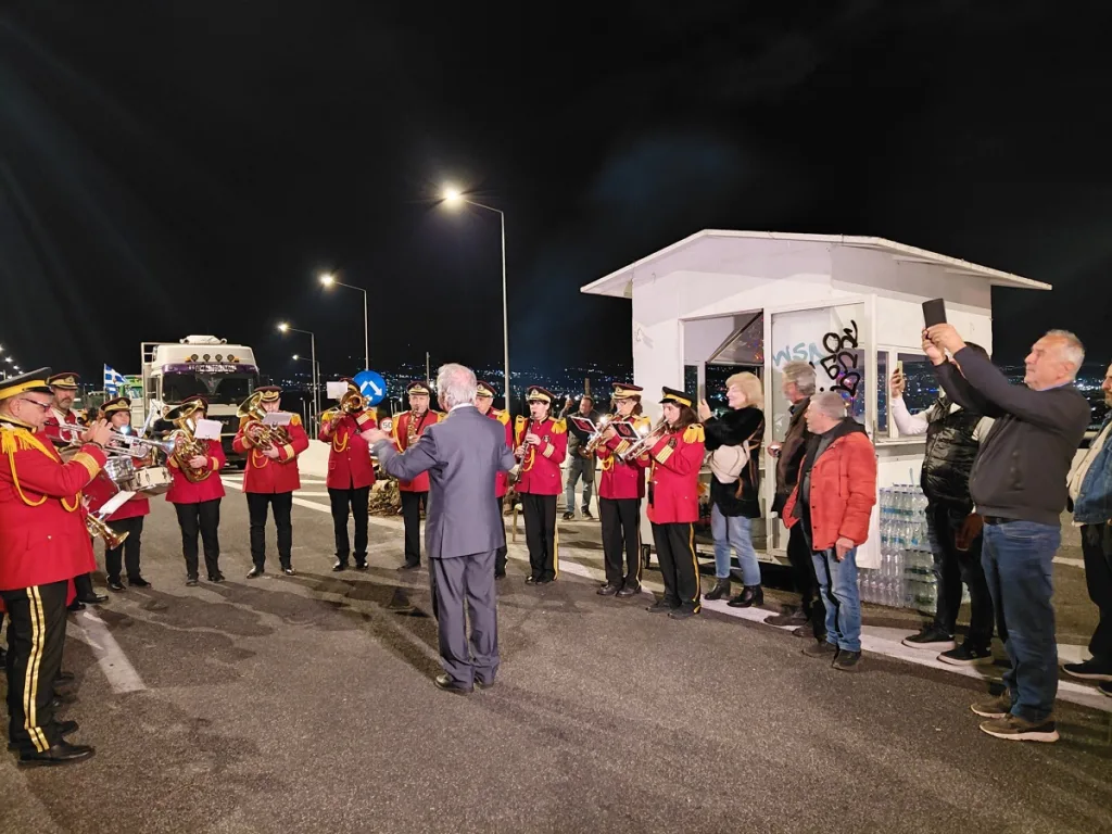 Πάτρα: Μια νότα Χριστουγέννων στο μπλόκο της Εγλυκάδας με τα κάλαντα από τη Δημοτική Μουσική ΦΩΤΟ