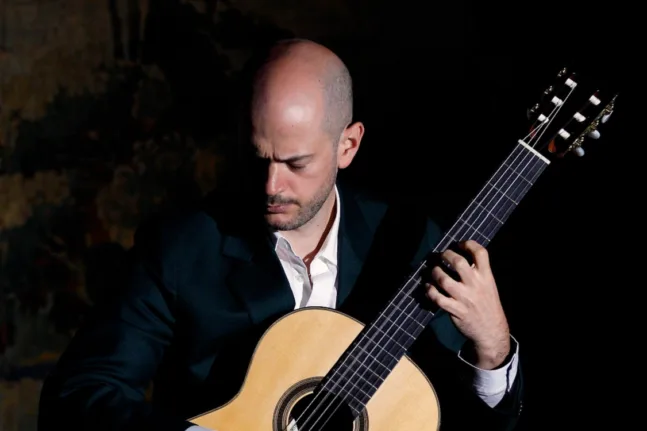 Στην Πάτρα «αλά Κουμπάνα»: Ο Νίκος Μπαρουτσάκης παρουσιάζει το άλμπουμ που ηχογραφήθηκε στα Abbey Road Studios