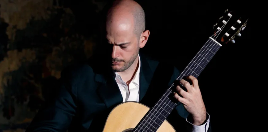 Στην Πάτρα «αλά Κουμπάνα»: Ο Νίκος Μπαρουτσάκης παρουσιάζει το άλμπουμ που ηχογραφήθηκε στα Abbey Road Studios