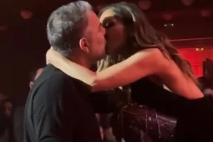 Το φιλί που έγινε viral: Μπισμπίκης και Βανδή ξανά στη σκηνή του έρωτα ΒΙΝΤΕΟ