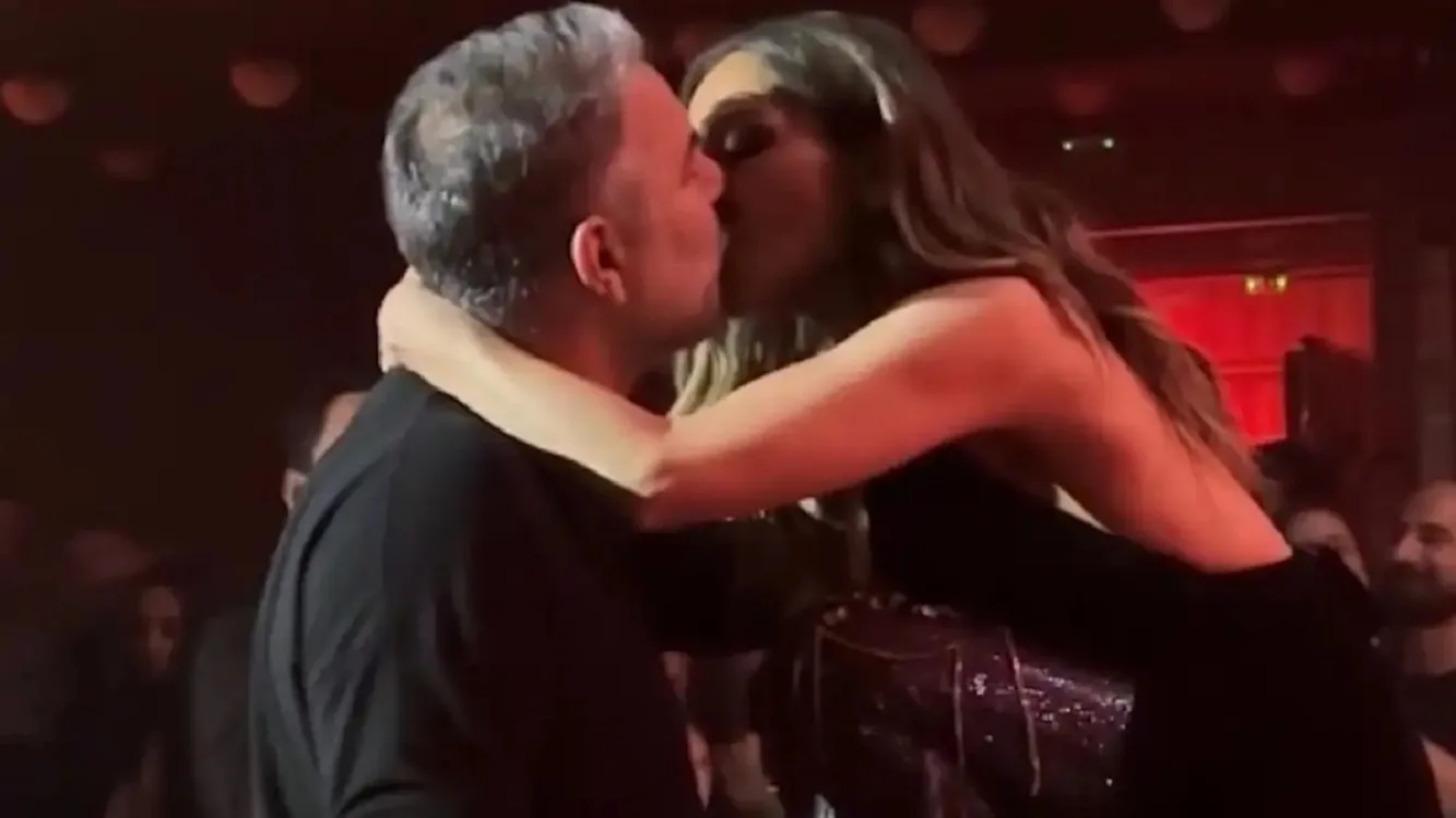 Το φιλί που έγινε viral: Μπισμπίκης και Βανδή ξανά στη σκηνή του έρωτα ΒΙΝΤΕΟ Το φιλί που έγινε viral: Μπισμπίκης και Βανδή ξανά στη σκηνή του έρωτα ΒΙΝΤΕΟ