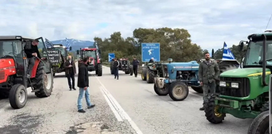 Κλιμακώνονται οι αγροτικές κινητοποιήσεις: Μπλόκα σε κομβικά σημεία, βάζουν τα τρακτέρ στην Πάτρα