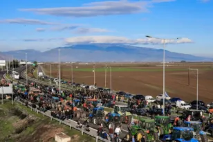 Σε καθεστώς αποκλεισμών η χώρα: Αγροτικά μπλόκα σε Θεσσαλία, Μακεδονία, Θράκη και Ήπειρο - Κλιμάκωση μέσα στις επόμενες ημέρες