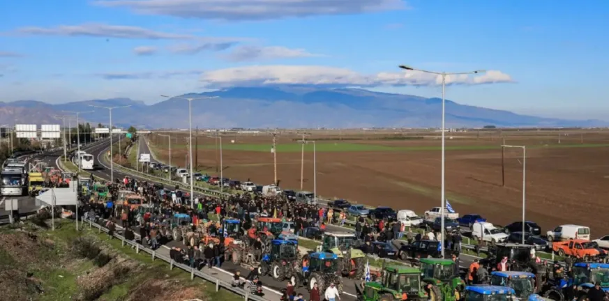 Σε καθεστώς αποκλεισμών η χώρα: Αγροτικά μπλόκα σε Θεσσαλία, Μακεδονία, Θράκη και Ήπειρο - Κλιμάκωση μέσα στις επόμενες ημέρες