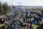 Κλιμακώνουν οι αγρότες: Συγκρούσεις στη Θεσσαλονίκη, μπλόκα σε όλη τη χώρα – Νέες κινητοποιήσεις σε Αχαΐα, Ηλεία και Αιτωλοακαρνανία