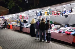 Πάτρα: Οι «Μποναμάδες» στήθηκαν στον πεζόδρομο της Τριών Ναυάρχων – «Αρωμα» παλιάς Πρωτοχρονιάς