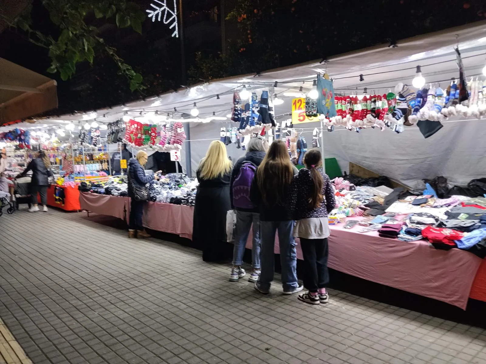 Πάτρα: Οι «Μποναμάδες» στήθηκαν στον πεζόδρομο της Τριών Ναυάρχων - «Αρωμα» παλιάς Πρωτοχρονιάς