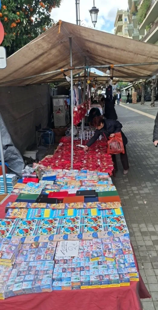 Πάτρα: Οι «Μποναμάδες» στήθηκαν στον πεζόδρομο της Τριών Ναυάρχων - «Αρωμα» παλιάς Πρωτοχρονιάς