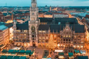 Μόναχο: Το μοντέρνο με το παλιό, ιδανικό για χριστουγεννιάτικη εκδρομή  
