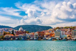 Στη Μυτιλήνη αγρότες εμπόδισαν τους επιβάτες να μπουν στο πλοίο «Διαγόρας»