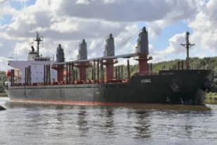 Επίθεση σε φορτηγό πλοίο ανοιχτά Υεμένης από 15 σκάφη