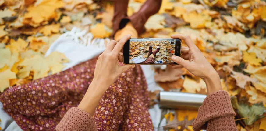 Πώς να βγάζεις καλύτερες φθινοπωρινές φωτογραφίες με το κινητό που έχεις ήδη
