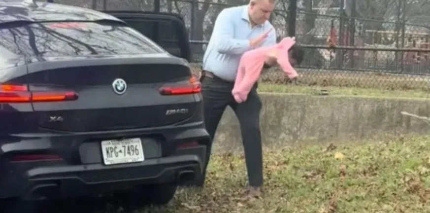 Νέα Υόρκη: Σωτήρια επέμβαση αστυνομικού για βρέφος που πνιγόταν ΒΙΝΤΕΟ