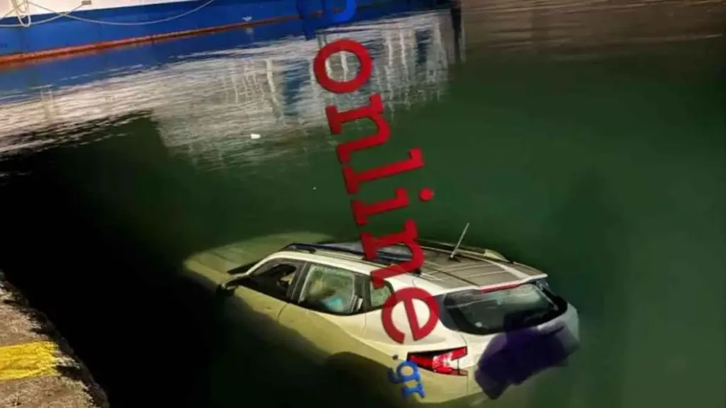 Λιμενικός βούτηξε στα παγωμένα νερά και έσωσε τους τέσσερις επιβάτες,ΦΩΤΟ