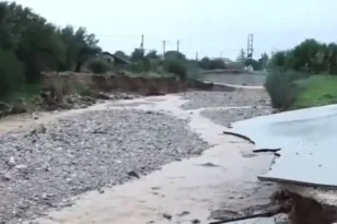 Η κακοκαιρία Byron «κατάπιε» στη Νέα Πέραμο ολόκληρο κομμάτι δρόμου! ΦΩΤΟ