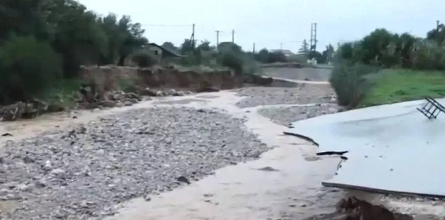 Η κακοκαιρία Byron «κατάπιε» στη Νέα Πέραμο ολόκληρο κομμάτι δρόμου! ΦΩΤΟ