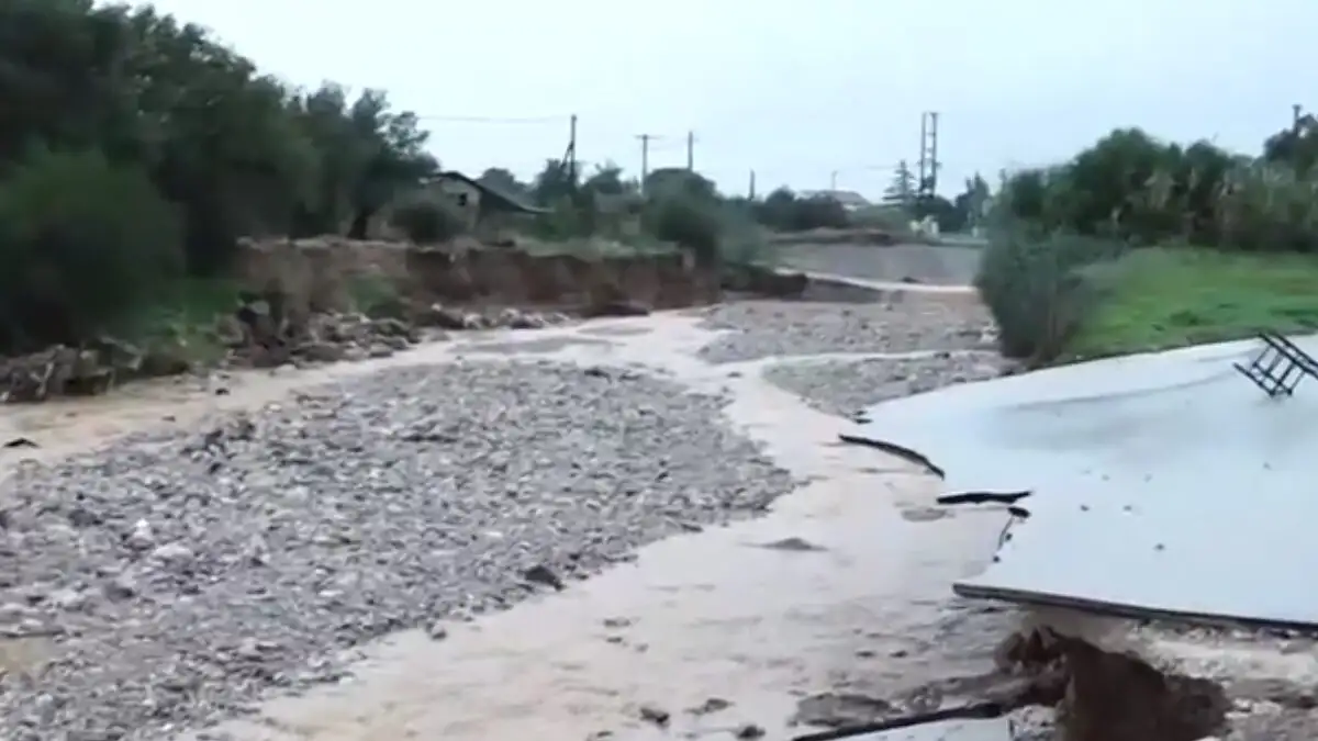 Η κακοκαιρία Byron «κατάπιε» στη Νέα Πέραμο ολόκληρο κομμάτι δρόμου! ΦΩΤΟ