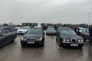 ΒΙΝΤΕΟ κομβόι από νεκροφόρες στο αγροτικό μπλόκο στα Μάλγαρα