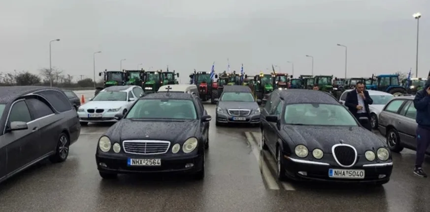 ΒΙΝΤΕΟ κομβόι από νεκροφόρες στο αγροτικό μπλόκο στα Μάλγαρα