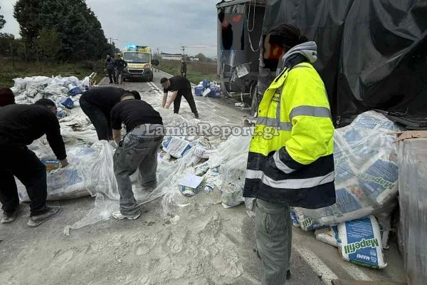 Σοβαρό τροχαίο στη Θήβα: Νταλίκα «άδειασε» το φορτίο της στον δρόμο - Τραυματίες δύο επιβάτες, ανάμεσά τους παιδί ΦΩΤΟ-ΒΙΝΤΕΟ Σοβαρό τροχαίο στη Θήβα: Νταλίκα «άδειασε» το φορτίο της στον δρόμο - Τραυματίες δύο επιβάτες, ανάμεσά τους παιδί ΦΩΤΟ-ΒΙΝΤΕΟ