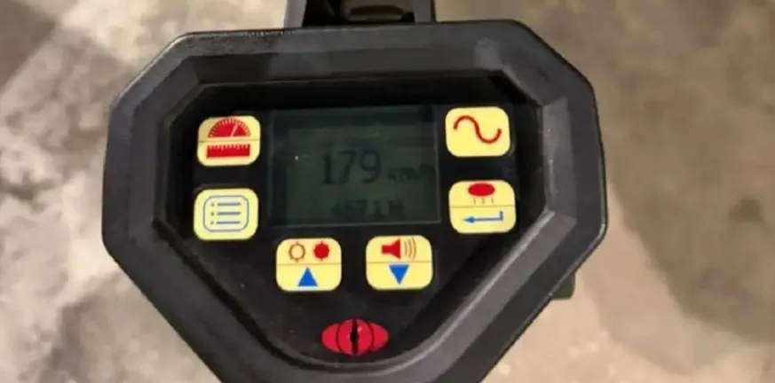 179 χλμ/ώρα στη Βουλιαγμένης: Συνελήφθη 55χρονος που έτρεχε με 100 χλμ πάνω από το όριο