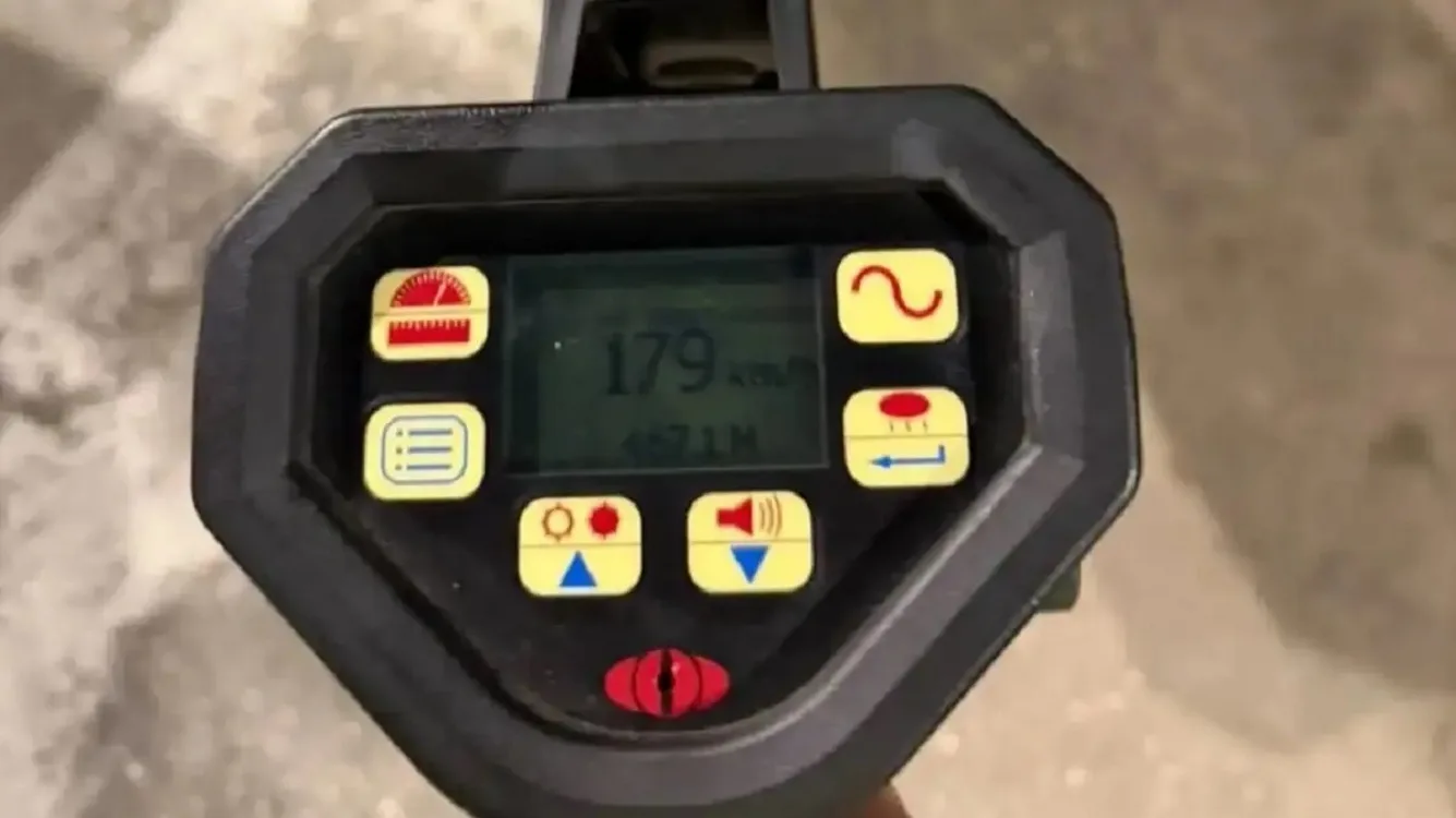 179 χλμ/ώρα στη Βουλιαγμένης: Συνελήφθη 55χρονος που έτρεχε με 100 χλμ πάνω από το όριο