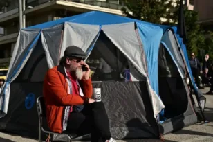 48ωρη απεργία ταξί: Κατασκήνωση έξω από το Υπουργείο Μεταφορών και προειδοποίηση για κλιμάκωση