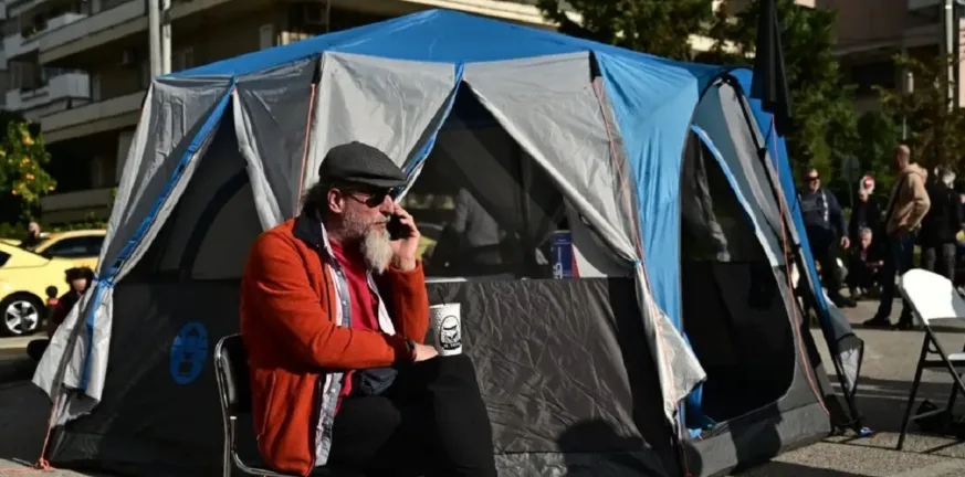 48ωρη απεργία ταξί: Κατασκήνωση έξω από το Υπουργείο Μεταφορών και προειδοποίηση για κλιμάκωση