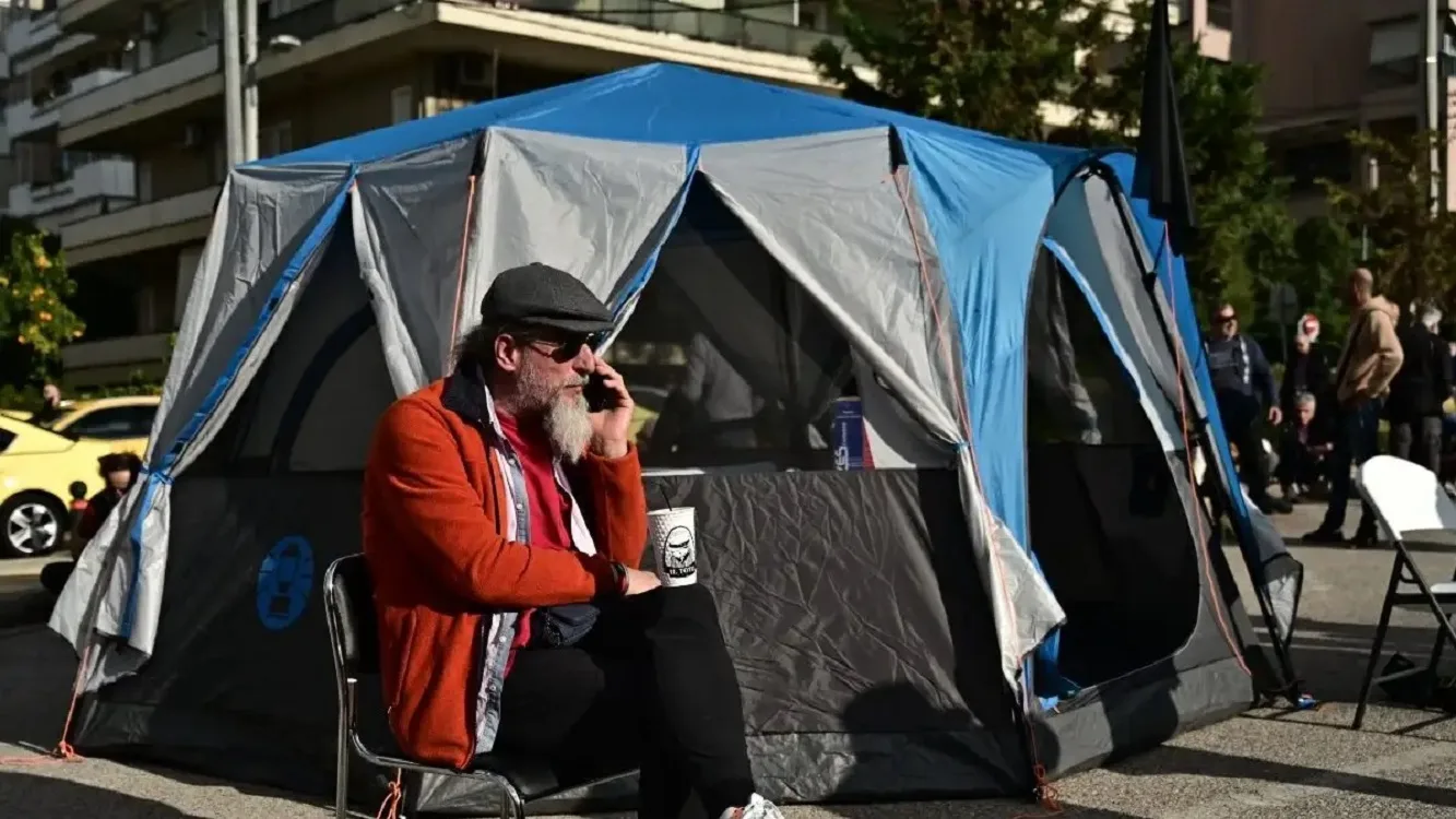 48ωρη απεργία ταξί: Κατασκήνωση έξω από το Υπουργείο Μεταφορών και προειδοποίηση για κλιμάκωση