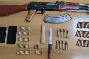 Ηράκλειο: Καταγγελία μητέρας ανήλικης οδήγησε στον εντοπισμό Καλάσνικοφ και σύλληψη 28χρονου