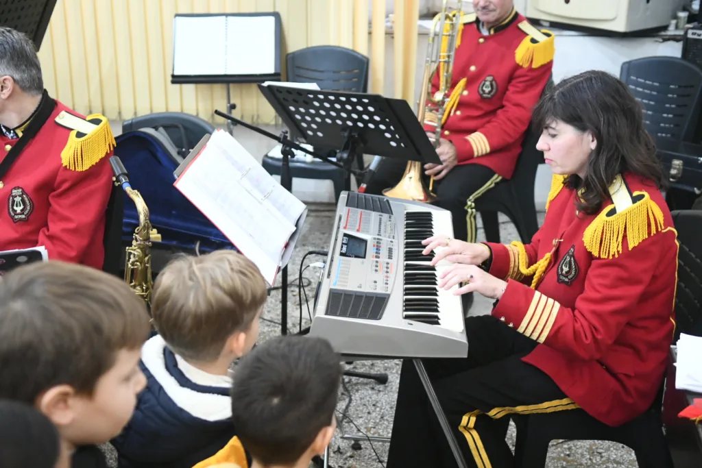 Η ορχήστρα τζαζ της Δημοτική Μουσικής ξεναγεί μαθητές στον μουσικό κόσμο και τα μουσικά όργανα ΦΩΤΟ