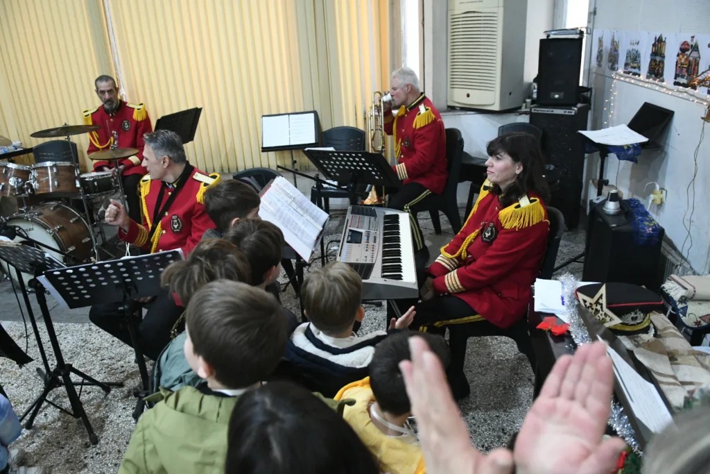 Η ορχήστρα τζαζ της Δημοτική Μουσικής ξεναγεί μαθητές στον μουσικό κόσμο και τα μουσικά όργανα ΦΩΤΟ