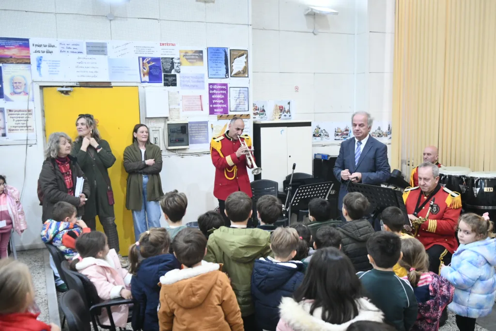 Η ορχήστρα τζαζ της Δημοτική Μουσικής ξεναγεί μαθητές στον μουσικό κόσμο και τα μουσικά όργανα ΦΩΤΟ