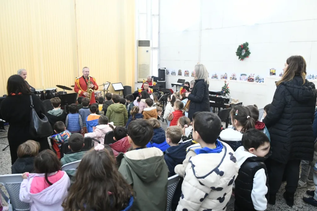 Η ορχήστρα τζαζ της Δημοτική Μουσικής ξεναγεί μαθητές στον μουσικό κόσμο και τα μουσικά όργανα ΦΩΤΟ