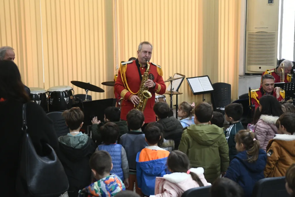 Η ορχήστρα τζαζ της Δημοτική Μουσικής ξεναγεί μαθητές στον μουσικό κόσμο και τα μουσικά όργανα ΦΩΤΟ