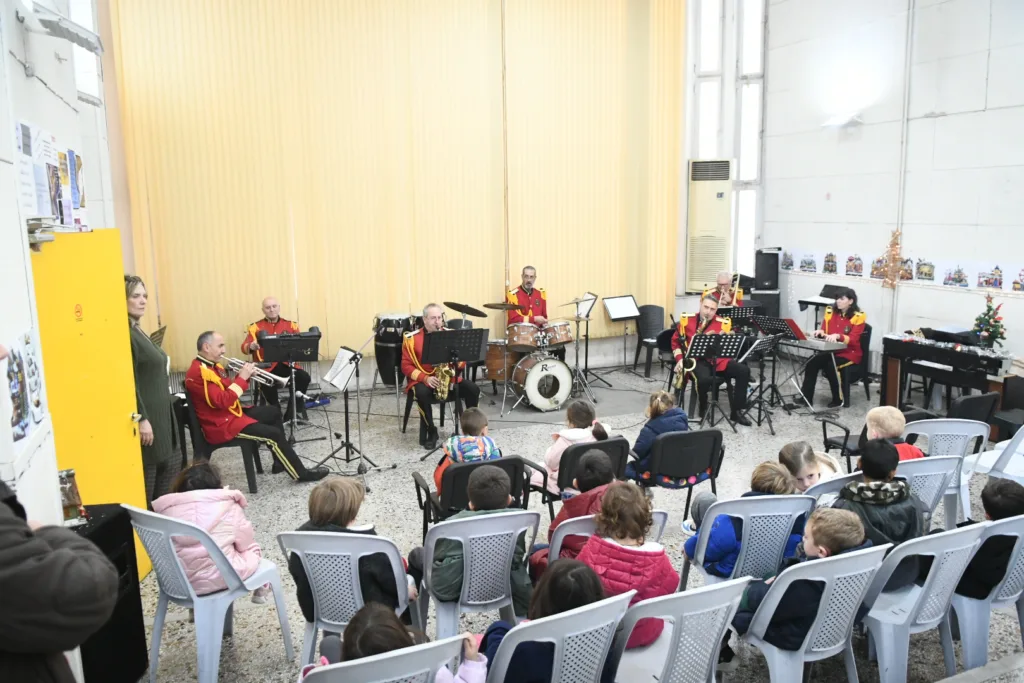 Η ορχήστρα τζαζ της Δημοτική Μουσικής ξεναγεί μαθητές στον μουσικό κόσμο και τα μουσικά όργανα ΦΩΤΟ