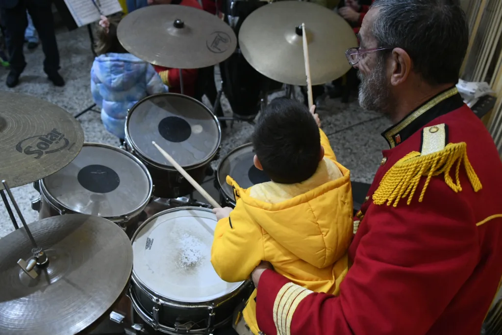 Η ορχήστρα τζαζ της Δημοτική Μουσικής ξεναγεί μαθητές στον μουσικό κόσμο και τα μουσικά όργανα ΦΩΤΟ