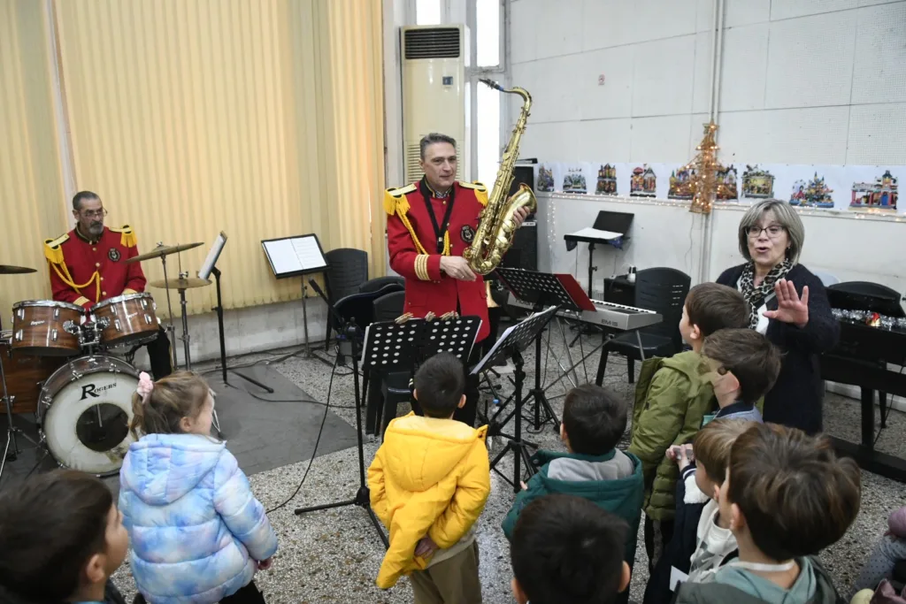 Η ορχήστρα τζαζ της Δημοτική Μουσικής ξεναγεί μαθητές στον μουσικό κόσμο και τα μουσικά όργανα ΦΩΤΟ