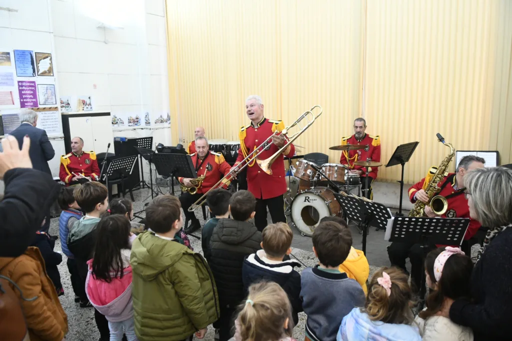 Η ορχήστρα τζαζ της Δημοτική Μουσικής ξεναγεί μαθητές στον μουσικό κόσμο και τα μουσικά όργανα ΦΩΤΟ