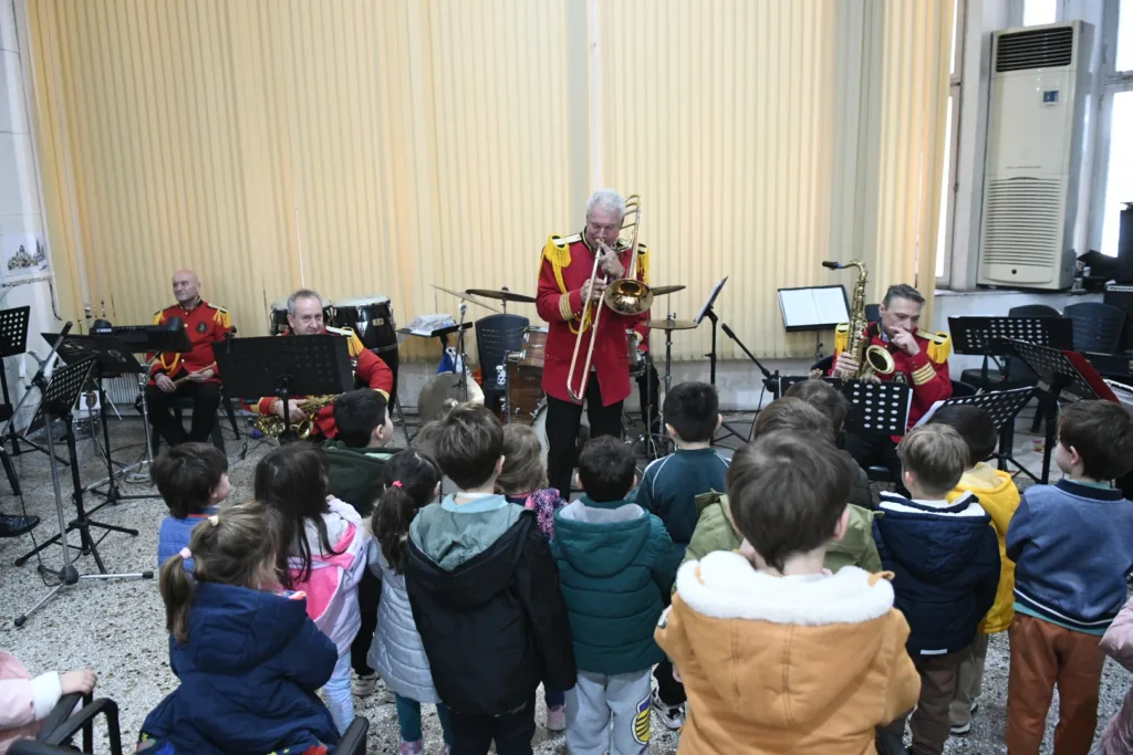 Η ορχήστρα τζαζ της Δημοτική Μουσικής ξεναγεί μαθητές στον μουσικό κόσμο και τα μουσικά όργανα ΦΩΤΟ