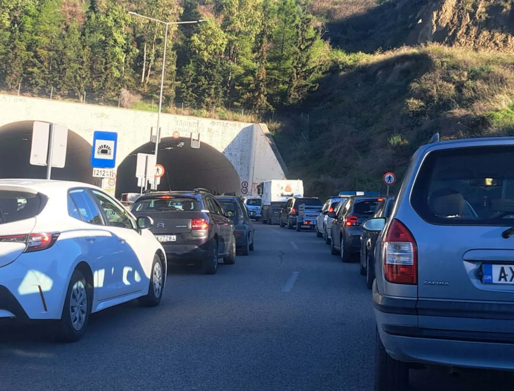 Πάτρα - αγροτικά μπλόκα: Ουρές χιλιόμετρων στην μίνι περιμετρική, ποιες περιοχές έχουν επιβαρυνθεί  ΦΩΤΟ